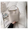 Minimalistische beige Leder Eimertasche mit Henkel und goldener Schnalle - Weiß