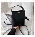 Klassische schwarze Leder-Eimertasche mit goldenen Beschlägen und Schultergurt - Schwarz