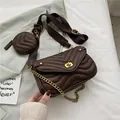 Donkerbruine gewatteerde crossbodytas met kettingriem en een ronde portemonnee - koffiekleur