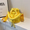 Secchiello in peluche giallo acceso con goffratura TICKET e tracolla in nylon - Giallo