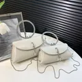 Sac bandoulière crème élégant avec poignée en strass et chaîne argentée chic - Petit / Blanc Cassé