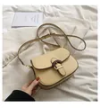 Detalle de bolso de silla beige con hebilla de madera y correa de hombro ajustable - Amarillo