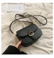 Detalle de bolso montura vintage negro con hebilla de madera y herrajes dorados - Negro