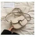Detalle del bolso silla beige con hebilla de anillo de madera oscura y cierre dorado - Caqui claro