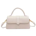 Bolso elegante de cuero PU crema con hebilla en V y herrajes dorados en un fondo blanco - Blanco