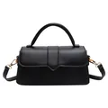 Elegante bolso de mano en cuero PU negro con solapa en V y detalles metálicos dorados - Negro