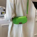 Bolso bandolera de media luna verde vibrante con cierre de metal dorado vertical - Verde