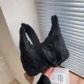 Minimalistische zwarte gewatteerde hobo tas met verstelbare brede riem voor dagelijks - Zwart