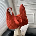 Gewatteerde halve maan crossbodytas in oranje met verstelbare riem en ritssluiting - Oranje
