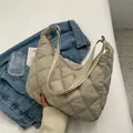 Beige gewatteerde crossbody hobo tas met verstelbare riem in casual setting - Beige
