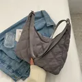 Graue gesteppte Umhängetasche aus Nylon mit breitem Gurt und großem Fassungsvermögen - Grau