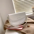 Weiße Satteltasche zum Umhängen mit Ledertextur und FASHION & BAGS Schriftzug Detail - Gebrochenes Weiß