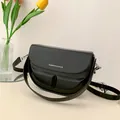 Klassische schwarze Satteltasche für Damen mit Lederfinish und verstellbarem Riemen - Schwarz