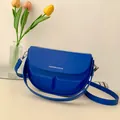 Königsblaue Satteltasche mit geometrischer Textur und modernem Logo-Schriftzug - Blau