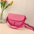 Hellrosa Satteltasche für Damen mit polierter Klappe und silbernen Text-Details - Rosa