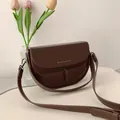Braune halbrunde Satteltasche aus PU-Leder mit silbernem FASHION-Schriftzug - Braun