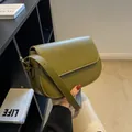 Κομψή λαδί τσάντα χιαστί από συνθετικό δέρμα με καπάκι για γυναικείο καθημερινό ντύσιμο - Πράσινο