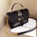 Elegante bolso negro con textura de leopardo, cadena dorada y detalles en charol - Negro