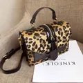 Bolso bandolera de leopardo con charol negro y detalles metálicos dorados - Estampado de leopardo