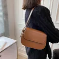 Borsa a sella classica in pelle caramello con tracolla regolabile per moda quotidiana donna - Marrone