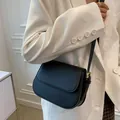 Borsa a sella vintage nera da donna con finitura in pelle opaca e fibbia dorata raffinata - Nero