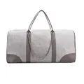 Detailansicht der großen grauen Canvas-Reisetasche mit Lederakzenten und Metallkette - Grau