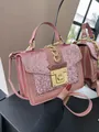 Rosafarbene Umhängetasche aus Glitzer und Lackleder mit goldenem Schloss und Kette - Rosa