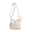 Bolso tipo cubo beige minimalista con hebilla redonda y accesorio decorativo de pañuelo - Blanco