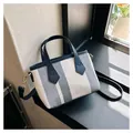 Mini-Canvas-Tasche mit marineblauen und grauen Streifen, gewebtes Design und Schultergurt - Blau
