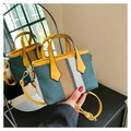 Mini-Handtasche aus gestreiftem Canvas mit grünen Mustern und gelben Lederriemen - Grün