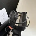 Κομψή τσάντα bucket από tweed σε λευκό και μαύρο με δερμάτινες λεπτομέρειες - Μαύρο