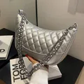 Silberne Stepp-Halbmondtasche mit dicker Metallkette und trendigem Rautenmuster-Design - Silber