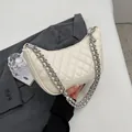 Schicke cremefarbene gesteppte Halbmond-Schultertasche mit silbernen Ketten für Damen - Gebrochenes Weiß