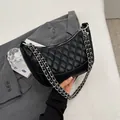 Schwarze gesteppte Halbmond-Tasche mit modischen silbernen groben Kettenriemen - Schwarz