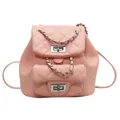 Dettaglio dello zaino mini trapuntato rosa con catena argentata e chiusura a girello - Rosa