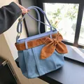Blaue Canvas-Tasche mit brauner Wildlederschleife und elegantem Plissee-Design - Hellblau
