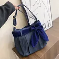 Dunkelblaue Denim Umhängetasche mit großer Schleife und verstellbarem Schultergurt - Dunkelblau