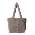 Borsa tote trapuntata in peluche talpa con texture teddy e manici lunghi per l'inverno - Grigio