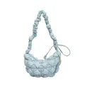 Bolso nube acolchado azul claro con correa plisada y cremallera dorada sobre fondo blanco - Azul claro