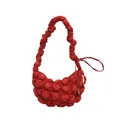 Bolso de burbuja rojo tipo nube con correa rizada y textura de nailon acolchado suave - Granate