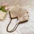 Große Strohtasche in Beige und Braun mit gewebten Riemen und Logo-Band-Detail - Weiß und Braun