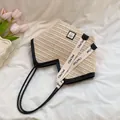 Große beige geflochtene Stroh-Einkaufstasche mit schwarzen Trägern und verzierten Bändern - Weiß & Schwarz