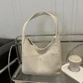 Schicke beige gewebte Stroh-Hobo-Tasche mit breitem Schultergurt für den Strand - Weiß