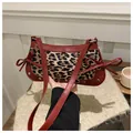 Retro handtas met luipaardprint, rode lederen bies en zijstrikjes voor een chique look - Rode Luipaardprint