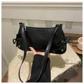 Sac sous le bras minimaliste en cuir PU noir avec nœuds et rivets argentés - Noir