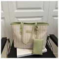 Détail du sac cabas en paille tressée couleur avoine et vert clair avec porte-monnaie - Vert