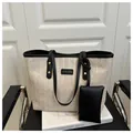 Détail du sac cabas en paille avec bordure en cuir noir et petite pochette amovible - Noir