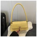 Gelbe Schultertasche mit Krokodilprägung und hochwertigem goldfarbenem Metallverschluss - Gelb