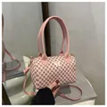 Borsa a bauletto rosa vintage con motivo monogramma, dettaglio farfalla e tracolla rimovibile - Rosa