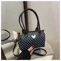 Borsa bauletto retrò nera con motivi geometrici blu e dettaglio farfalla oro - Nero